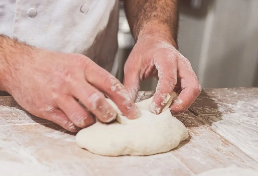 燃油车与新能源车配件差异对比及维修厂选型指南